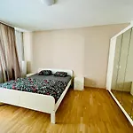 2-Bdr Flat Near The Mall, Spacious & Cozy By Flat Mаnager