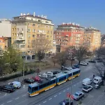 2-Bdr Flat Near The Mall, Spacious & Cozy By Flat Mаnager