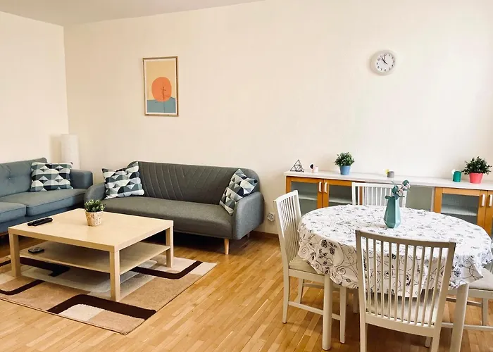 2-Bdr Flat Near The Mall, Spacious & Cozy By Flat Mаnager